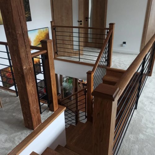 Dřevěné schodiště s kovovým zábradlím